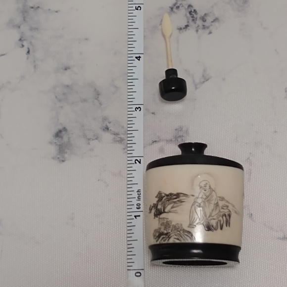 Vintage Carved Etched Snuff Bottle - Picture 8 of 8